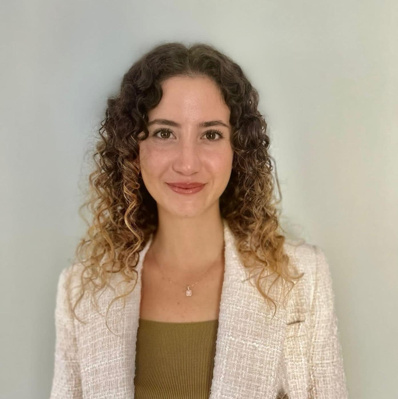 Klinik Psikolog Ece Tuğutlu Portre Görseli